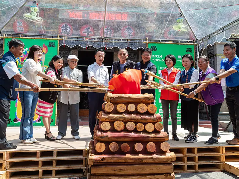 嘉義好神系列活動-火燈夜巡在布袋鎮過溝建德宮隆重登場，貴賓高舉引燃的火把，象徵揭開序幕。(圖/文觀局 提供)