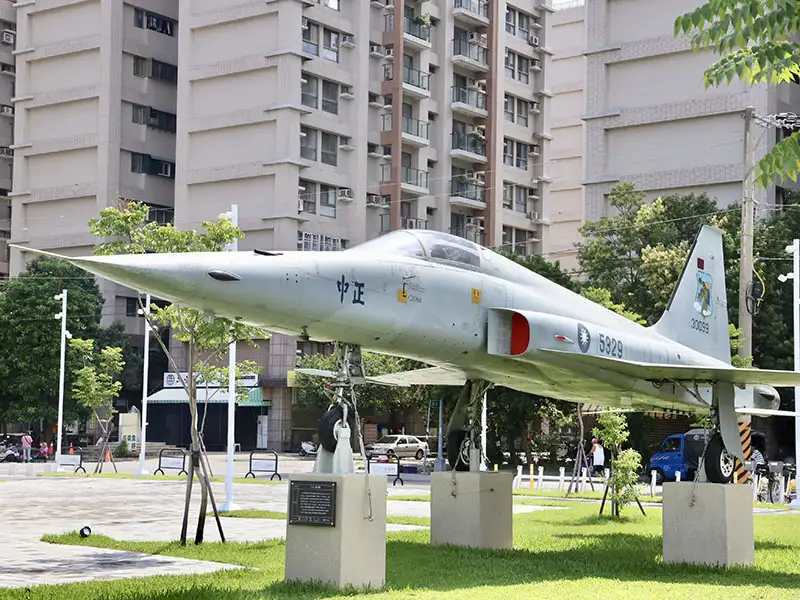 園區內另設置一架退役戰鬥機F-5E，其光輝亦見證了中華民國空軍光榮的歷史時刻，頗具時代意義。(圖/台南市文化局提供)