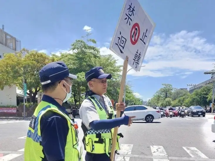 成大醫院駐衛警，為增加宣導效益，該院駐衛警人員以手持告示牌方式，請用路人多加留意。(圖/成大醫院 提供)