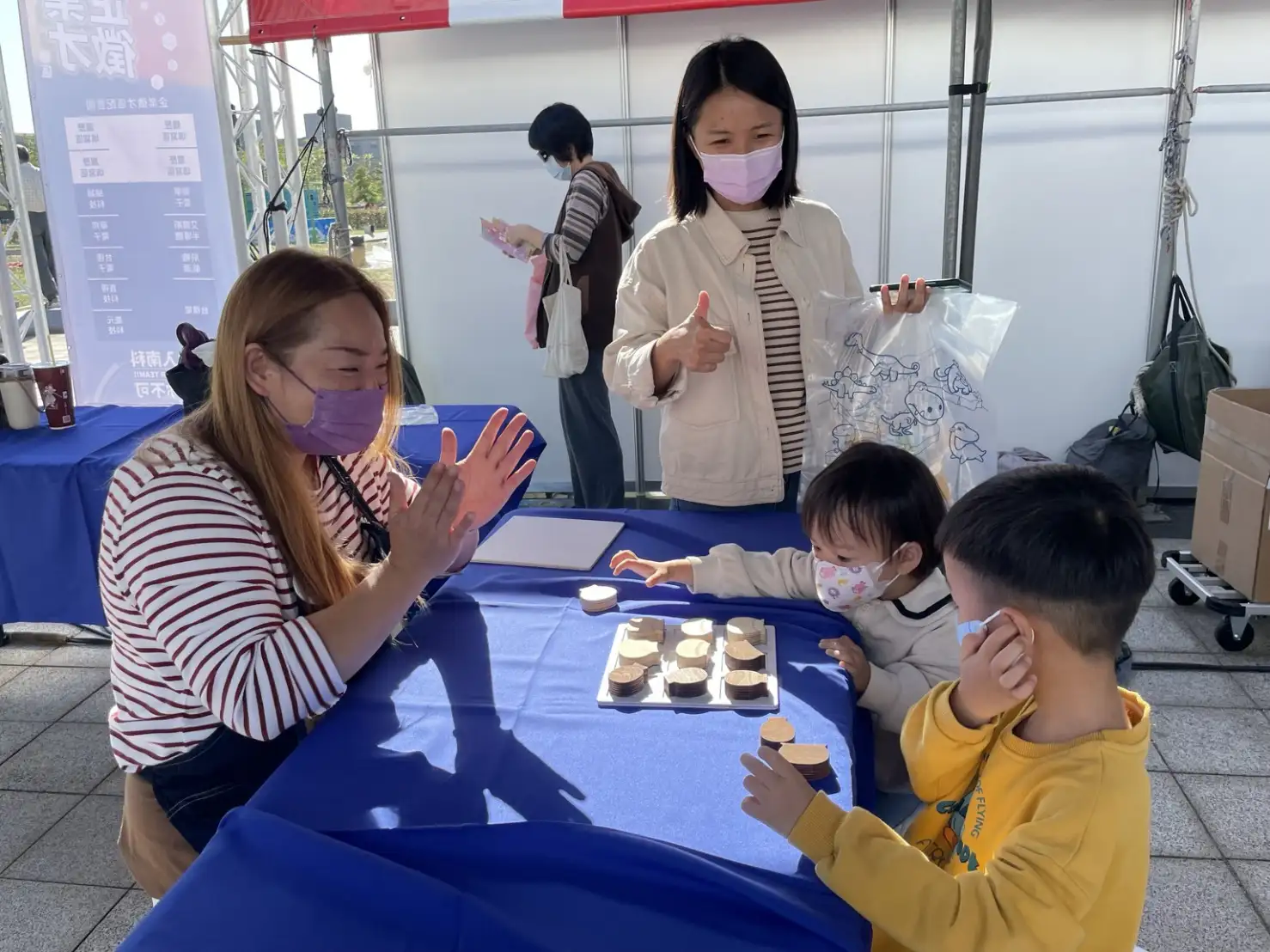 各館帶來的精采闖關外，活動舞台區前更規劃「同玩童玩」環保復古童玩製作。(圖/臺南市政府教育局 提供)