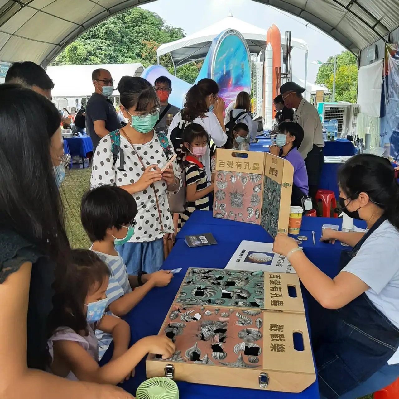 館前廣場舉辦「Museum TO GO！驚奇博物館行動列車」，舞台區還有「同玩童玩」復古童玩製作，歡迎大小朋友共襄盛舉！(圖/臺南市政府教育局 提供)