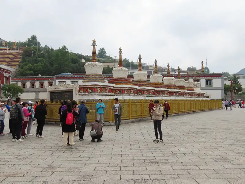 塔爾寺廣場內有八座如來寶塔建於1776年，它是讚頌釋迦牟尼一生的八大功德而建。(記者李帆純攝)