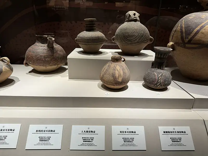 河湟文化博物館展示6000年前仰韶文的陶器。(記者李帆純攝)