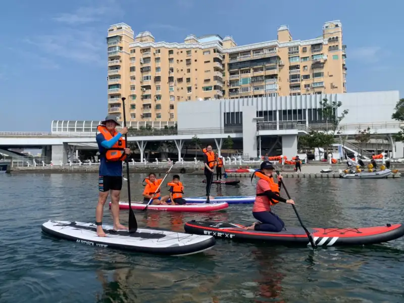 在愛河灣就能體驗到SUP立式划槳及獨木舟等水上活動教學
