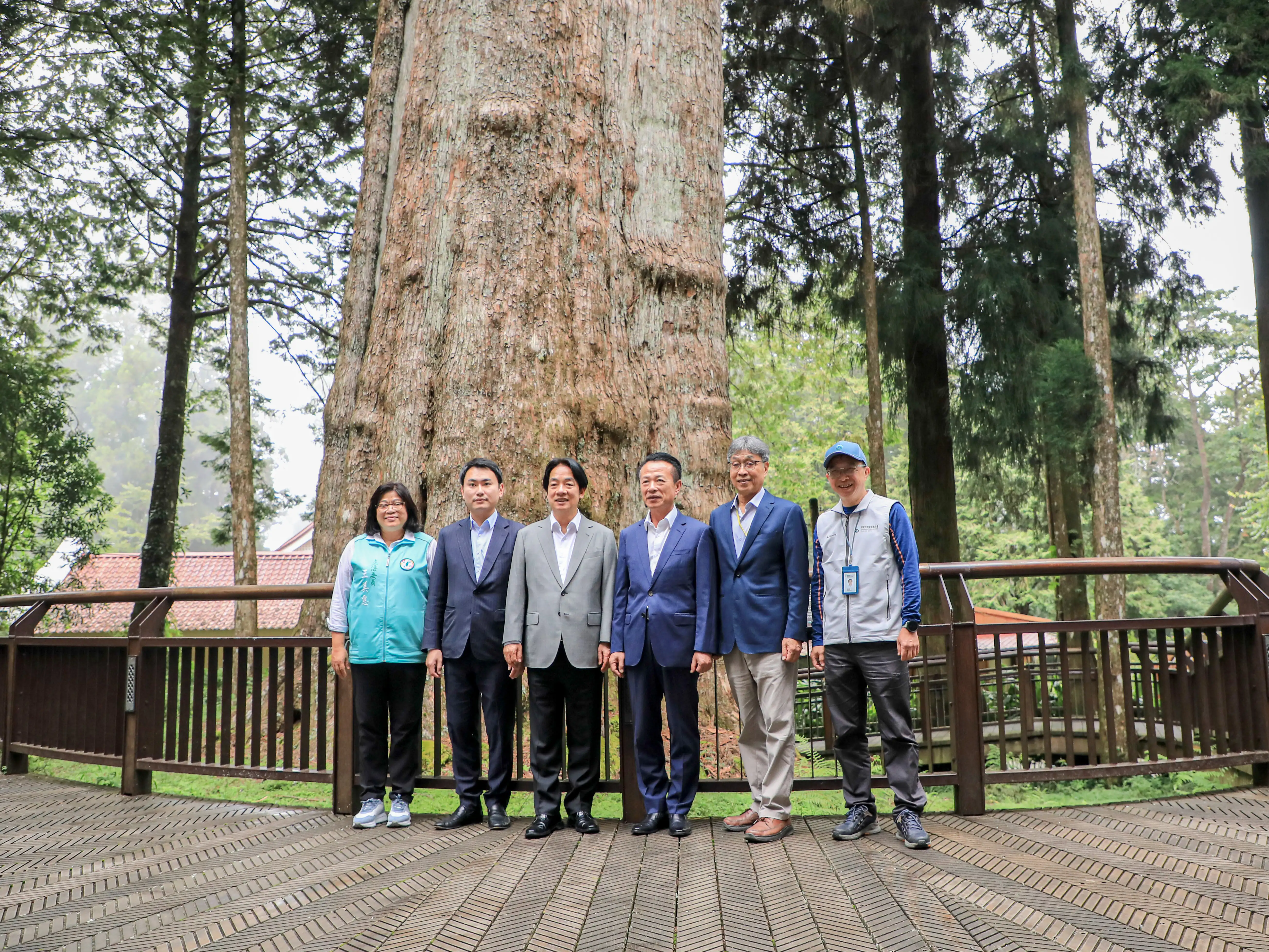 賴清德總統巡禮三代木沿途賴總統與多組遊客合影留念，展親民作風。(圖/文觀局企劃科 提供)