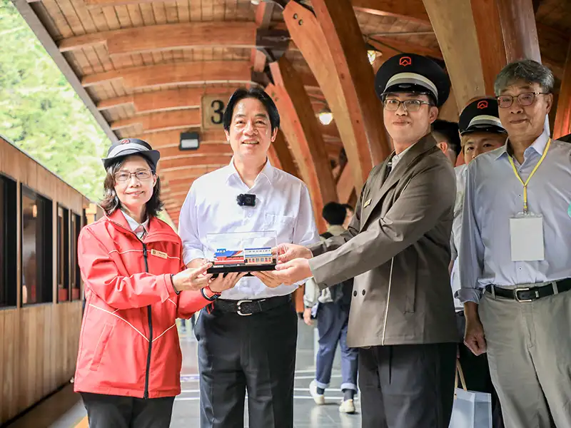 賴清德偕翁章梁等人搭乘全新森鐵列車「福森號」至祝山車站。(圖/文觀局企劃科 提供)