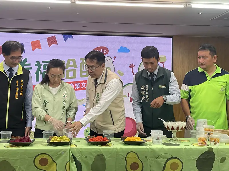 台南市長黃偉哲親手製作「幸福酪優優」的酪梨優格甜點(圖/記者林怡孜攝)