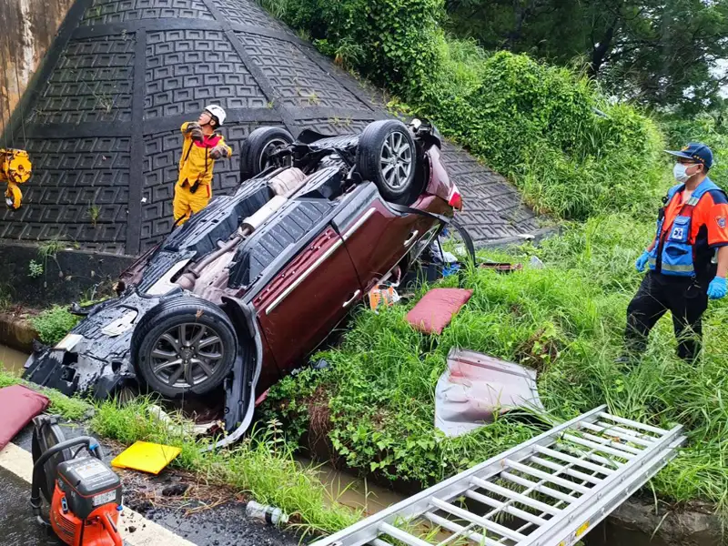 國三台南新化路段自小客車衝下邊坡，造成自小客車嚴重變形幾乎全毀，二人受傷送醫。(記者劉美祺翻攝)