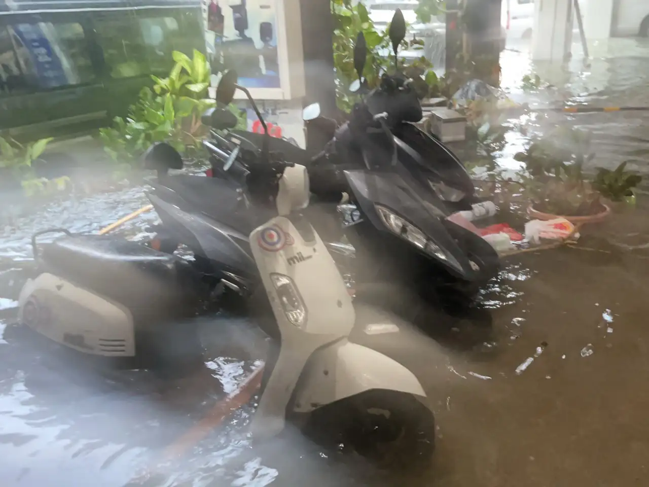 凱米颱風夾雜的暴風雨，造成高雄市區淹水嚴重，道路成為水路，汽機車通行困難，各區都出現災情。（記者吳文欽攝）