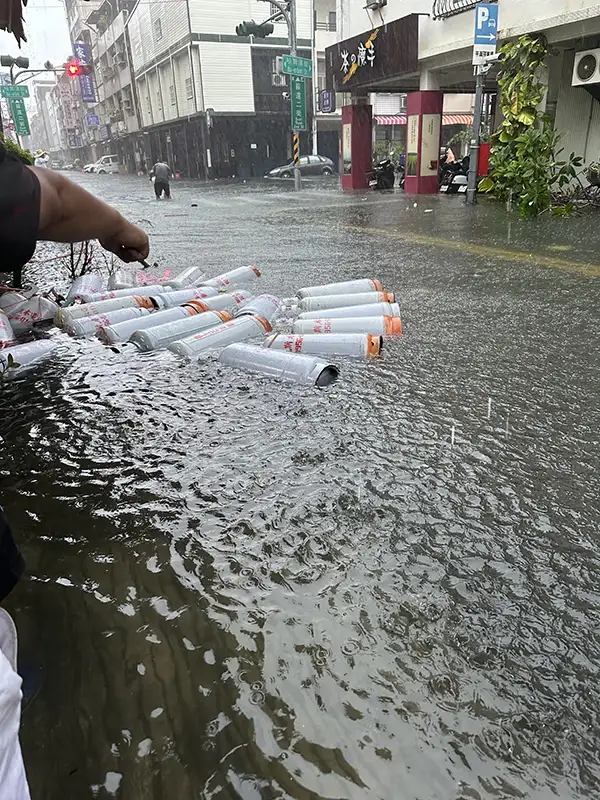 市議員黃柏霖表示，大豪雨下不停，高雄到處淹水情況嚴重；目前他服務處前約淹水一個車輪高度。颱風期間，請大家儘量待在家裡。（記者吳文欽攝）