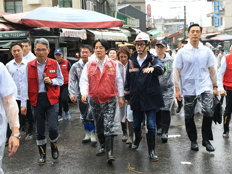 總統賴清德蒞臨高雄視察美濃區災情，了解救災進度，並要求加速執行淹水救助及農損相關補償措施。（記者吳文欽攝）