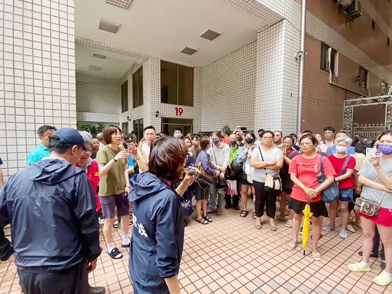 議長康裕成前往本和里，她感謝國軍及市府積極協助市民生活重回正軌，也呼籲復電需要等待急不得，感謝台電全力支援。（記者吳文欽攝）