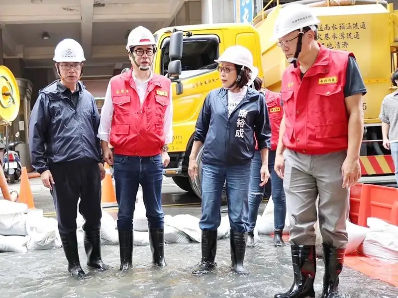 議長康裕成表示， 凱米颱風超大的雨量降在高雄，造成高雄人的苦，但是高雄市民們，沒有在怕，迅速恢復家園，又繼續勇敢的往前走。（記者吳文欽攝）