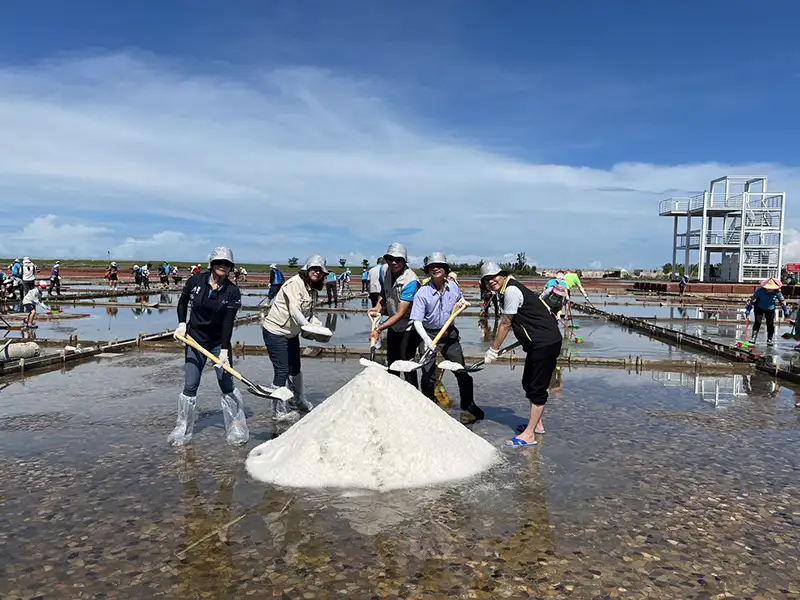 感謝主辦單位號召了這場百年鹽田復原行動，讓大人、小孩及學生，一起傳承、守護這個美好地景。(圖/交通部觀光署 提供)