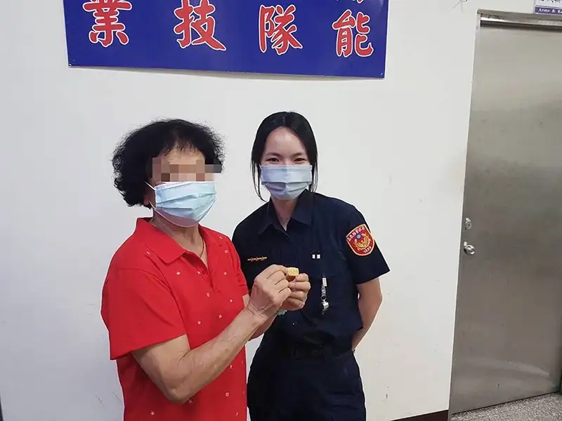 大林分駐所警員陳韻文(右)協助尋回金戒指，民眾郭江女士表示感謝。（記者張振興翻攝）