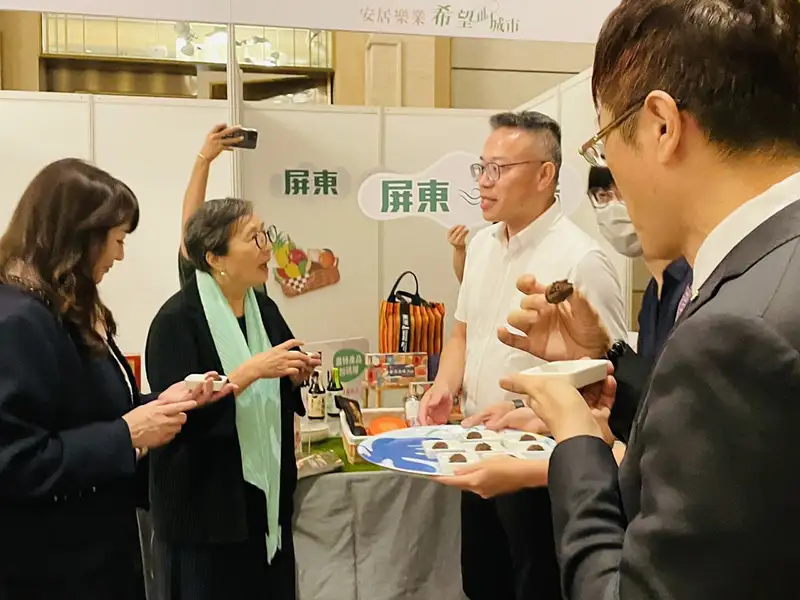 2024台灣美食展展前記者會，貴賓一同來屏東攤品嚐屏東可可餅乾。(記者洪淑玉翻攝)