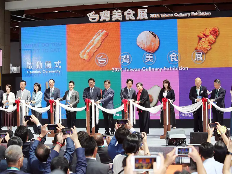 2024台灣美食展2日在台北世貿一館盛大開幕！屏東縣長周春米參加開幕活動，並率領屏東隊熱情迎接總統賴清德及秘書長潘孟安至屏東館現場。（屏東縣政府提供）