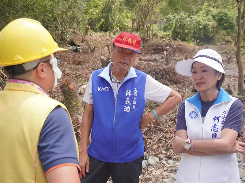 立委柯志恩直奔六龜勘查災後狀況，關心居民的心聲和需求，積極尋求中央的協助。（記者吳文欽翻攝）