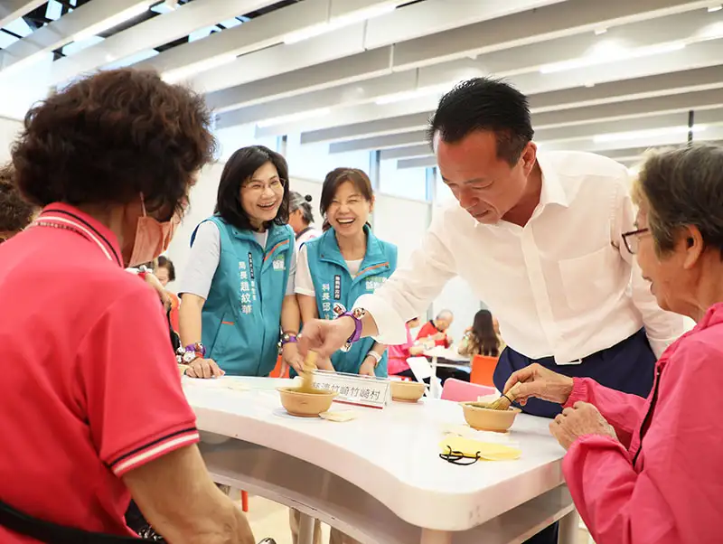 長輩遊故宮認識藝術兼顧健康 翁縣長與長輩共同品茶。(圖/張振興 翻攝)