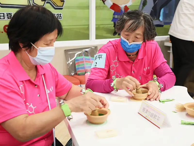 「木茶碗」刷日本抹茶體驗，開啟長輩的五感六覺，創造生活快樂感。(圖/張振興 翻攝)