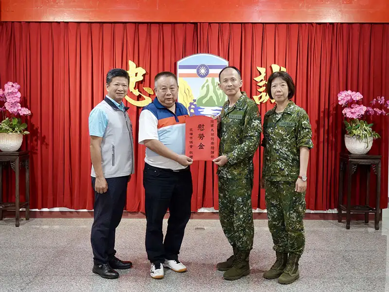 高雄市議會6日前往馬祖勞軍，議員陳明澤代表議長康裕成率隊首次到勝利山莊為高雄子弟加油打氣。（高雄市議會提供）