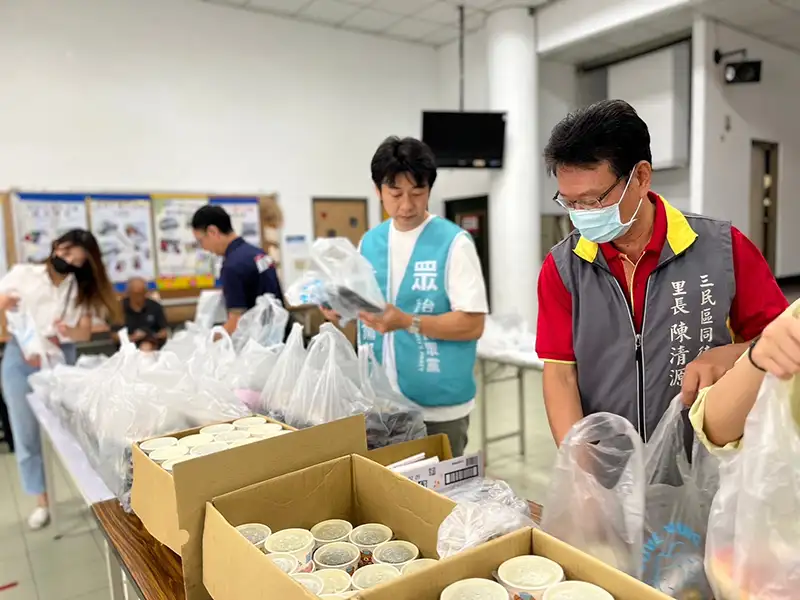 民眾黨高雄市黨部於舉辦「聯合公益愛心餐助弱勢」活動，邀請三民區安發里、安吉里、同德里等三個里辦公處一同共襄盛舉。（記者吳文欽攝）