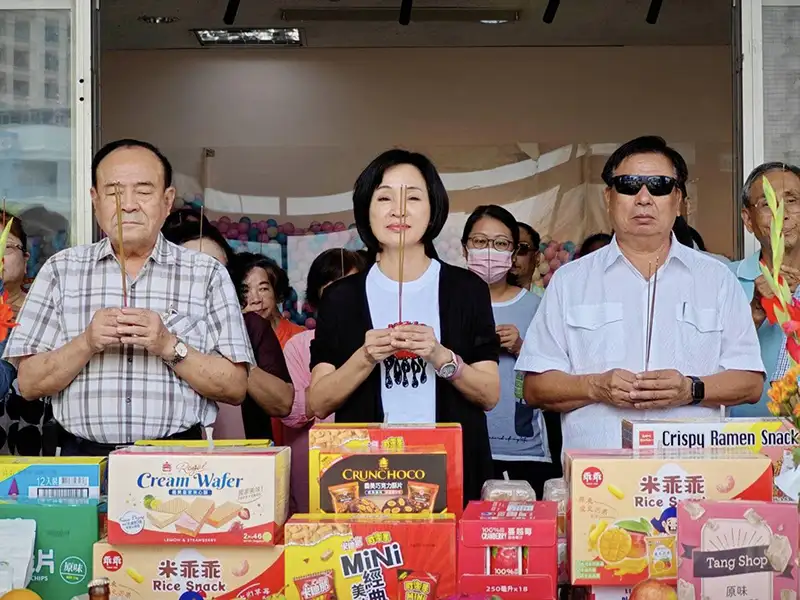 國民黨高雄市黨部在市黨部大門口，準備祭品，遵循習俗進行中元普渡，由市黨部主委柯志恩主持。（記者吳文欽攝）