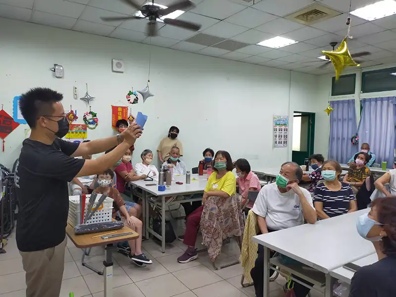 長榮大學社會工作學系與南區失智據點夏東樂智學堂合作，舉辦一場充滿創意與愛心的自製輔具活動。(記者張振興翻攝)