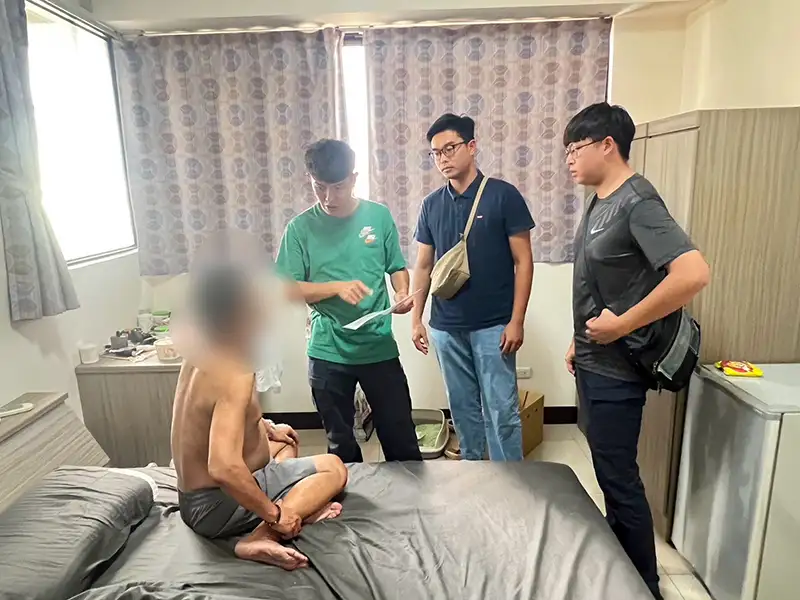 警方拘提宋男當場查扣黑吃黑所得現金136萬。(圖/三民二分局提供)