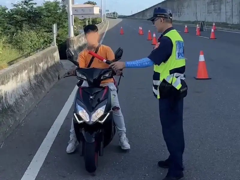 嘉義縣警察局加強宣導騎機車戴安全帽，保障民眾行車安全。(圖/嘉義縣警察局提供)