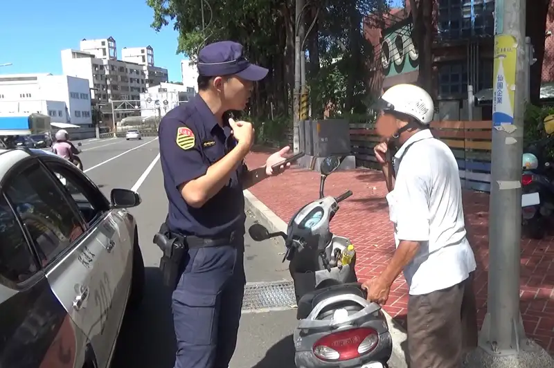 嘉義縣警察局加強宣導騎機車戴安全帽，保障民眾行車安全。(圖/嘉義縣警察局提供)