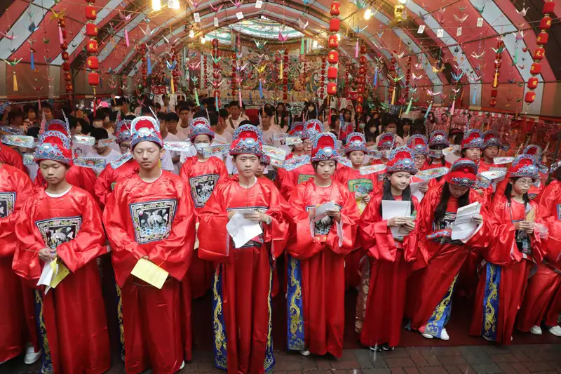 臺南開隆宮循古禮，讓禮生穿戴狀元服、帽，祭拜「七娘媽」後鑽過「七娘媽亭」完成儀式。(圖/臺南市政府提供)