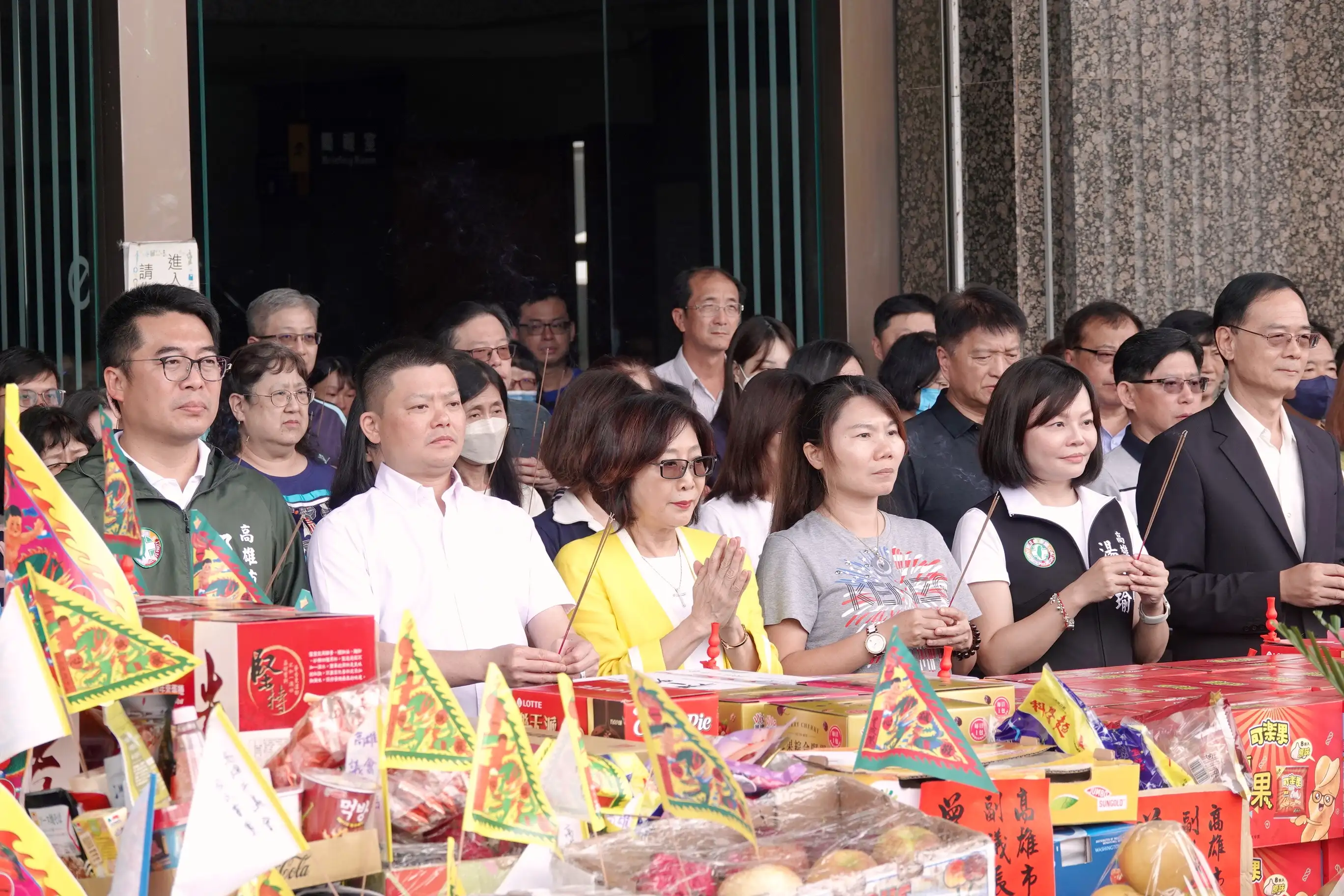 高雄市議會9日舉行中元普渡祭典，議長康裕成、副議長曾俊傑率議員及議會同仁虔誠祭拜，祈求風調雨順。（記者吳文欽攝）