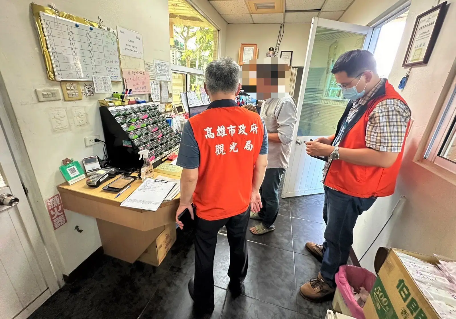 觀光局為防不肖旅宿業者惡意哄抬房價，主動出擊稽查房價，7月份查有世奇商旅等3家違規，共開出6張罰單，逐房裁罰1~5萬元。（記者吳文欽攝）