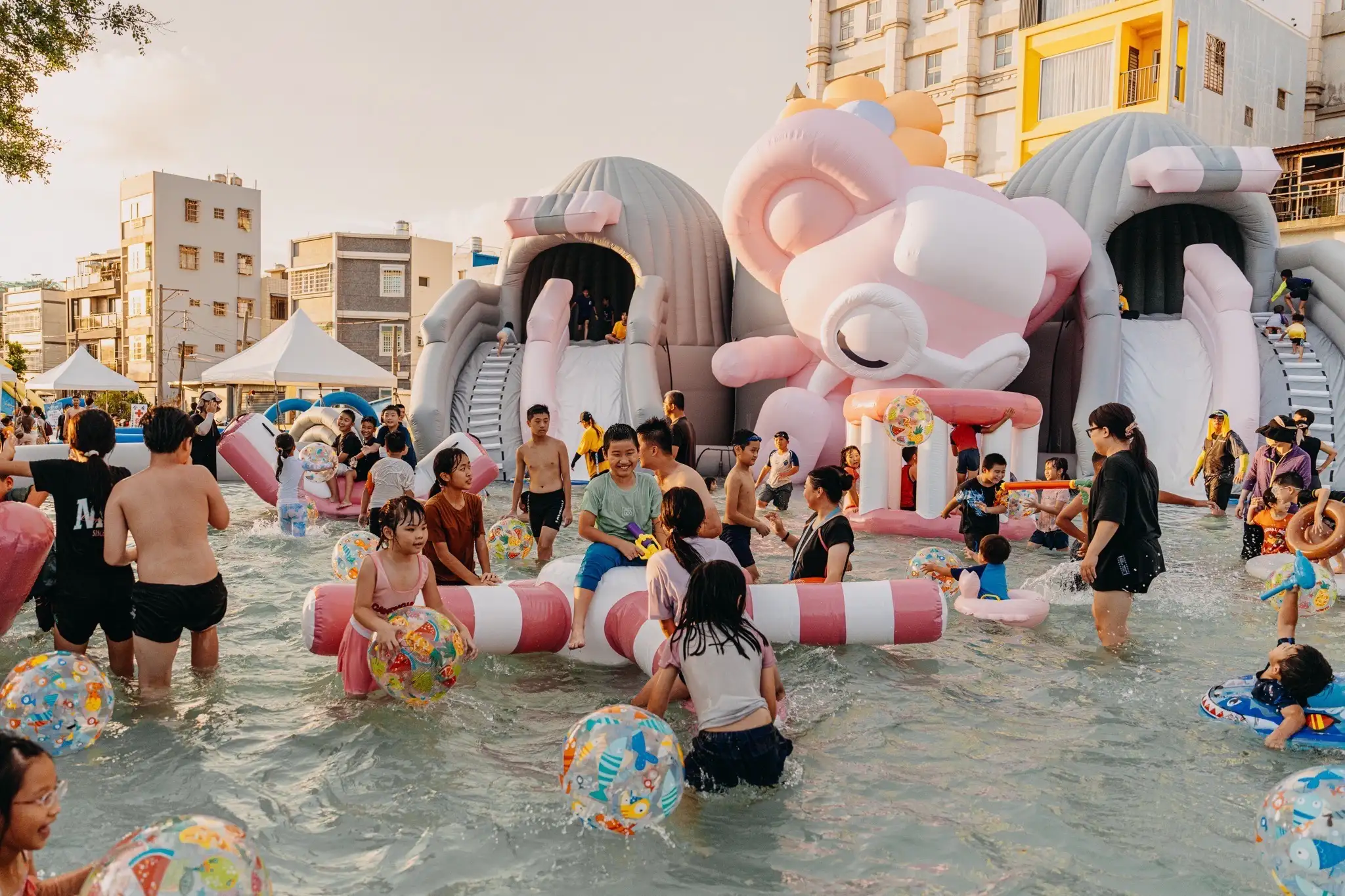 為期3週的旗津風箏節暨氣墊水樂園活動在旗津海水浴場11日落幕。（記者吳文欽攝）