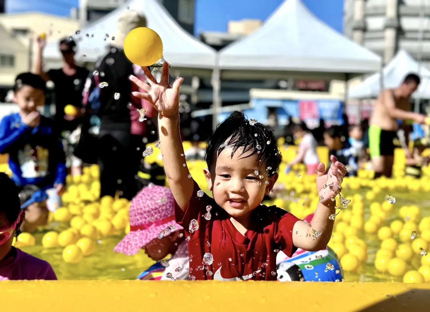 為期3週的旗津風箏節暨氣墊水樂園活動在旗津海水浴場11日落幕。（記者吳文欽攝）