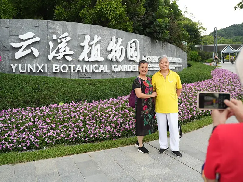 廣州雲溪植物園8日正式開園，民眾開心拍照合影留念。（記者楊婉攝）