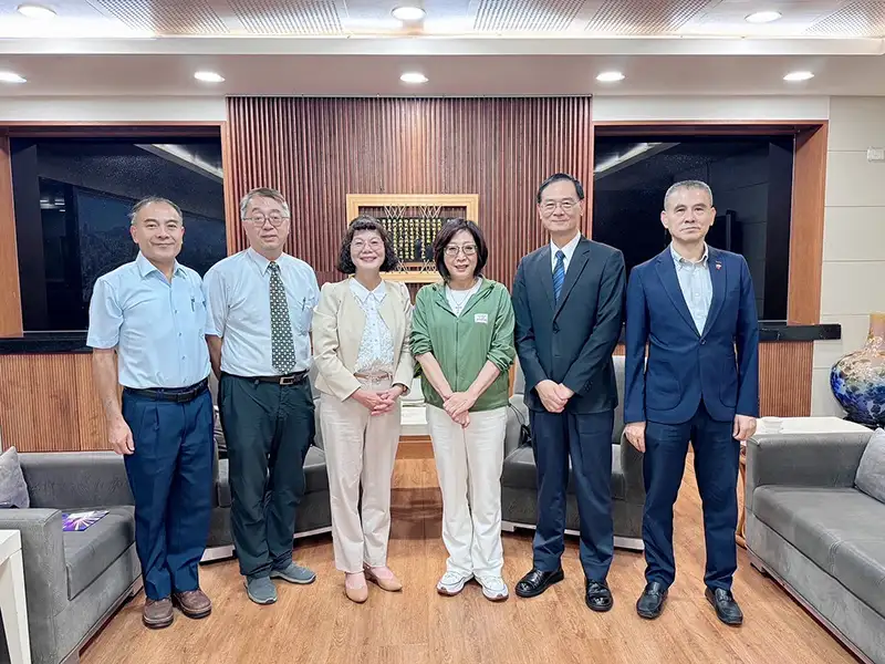 高雄市議長康裕成13日會見新任高雄空大校長陳月端。（記者吳文欽攝）