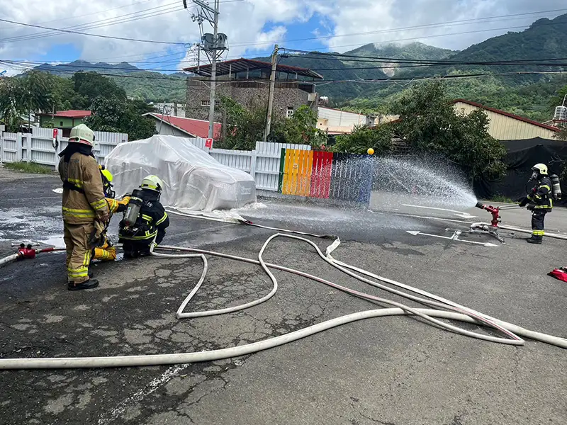 針對電動車火災搶救，高雄市消防局已編列預算採購滅火毯、底盤瞄子、緊急電源插頭、水槽擋板等裝備器材，並搭配熱顯像儀實施滅火搶救。（消防局提供）