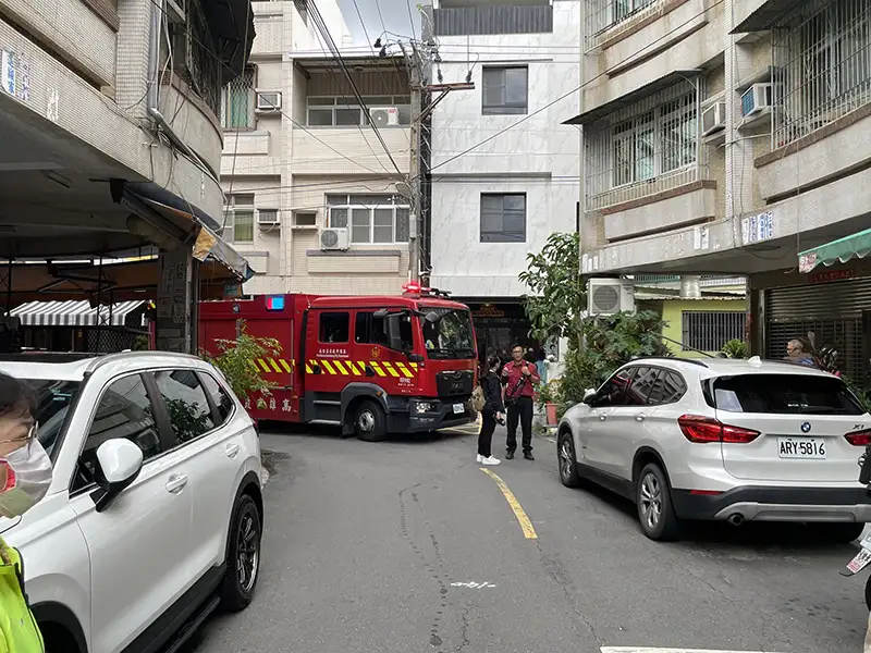 因騎樓無法停車，兩側居民將車輛停到門前道路，卻造成消防車、垃圾車無法駛入等問題，居民多人現場表達訴求陳情。（記者吳文欽攝）