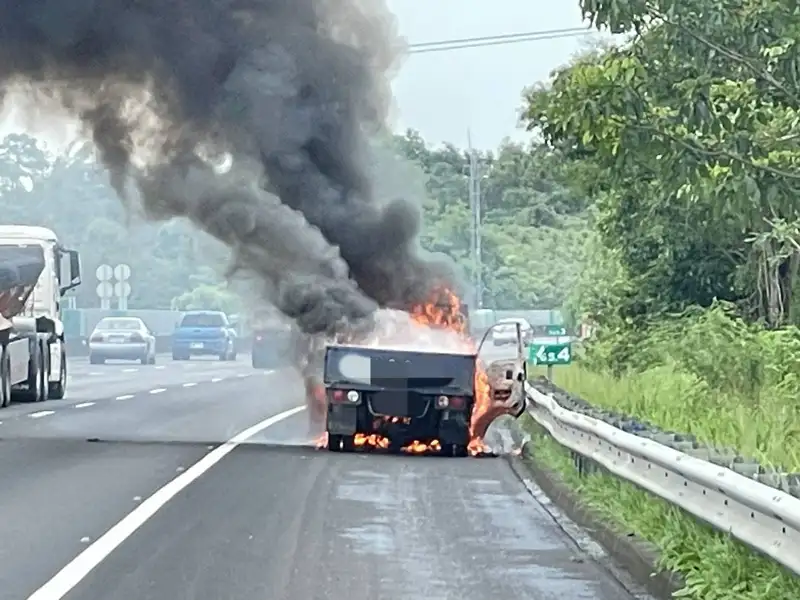 國道3號關廟段發生火燒車事故，火勢猛烈濃煙密布。(圖/公路警察大隊提供)