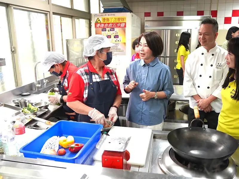 為推廣惜食觀念與環境教育，屏東縣政府環保局17日在大仁科技大學舉辦「米其林環保便當競賽」。（屏東縣政府提供）