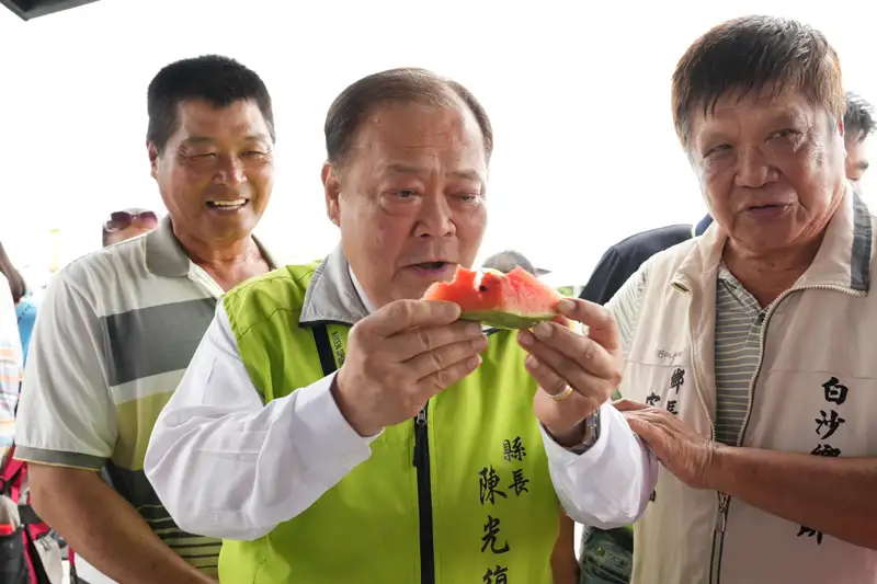 澎湖縣長陳光復參加「香瓜天堂 農漁特產」活動，品嘗在地特產哈密瓜及嘉寶瓜，大讚好吃。(圖/澎湖縣政府提供)