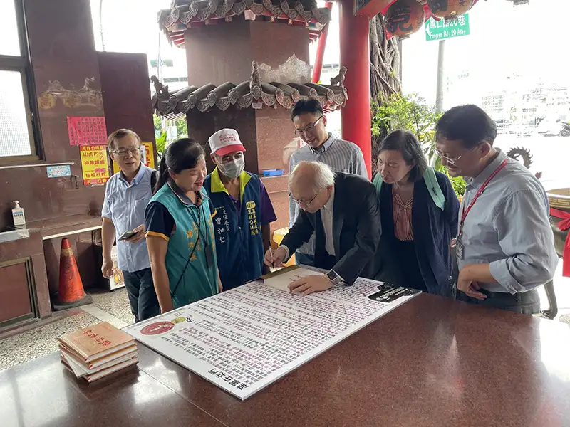 市議員林智鴻和傀儡花作者陳耀昌醫師共倡重現淮軍歷史現場，推動打造城市博物館。（記者吳文欽攝）