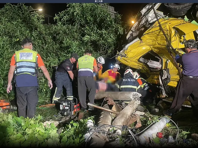 雲林縣四湖鄉台十九線大貨車翻覆，消防救護單位獲報緊急前往搶救，事故造成二死一傷，事故原因尚待調查釐清。(記者張振興翻攝)