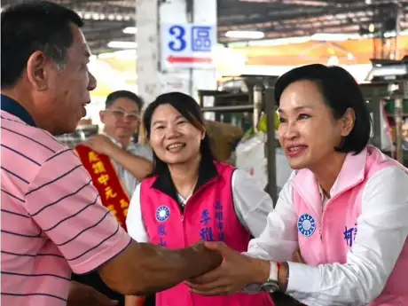 許銘春宣布參選民進黨高雄市長黨內初選，國民黨立委柯志恩表示，由衷給予祝福，祝心想事成，在初選中脫穎而出。（記者吳文欽攝）