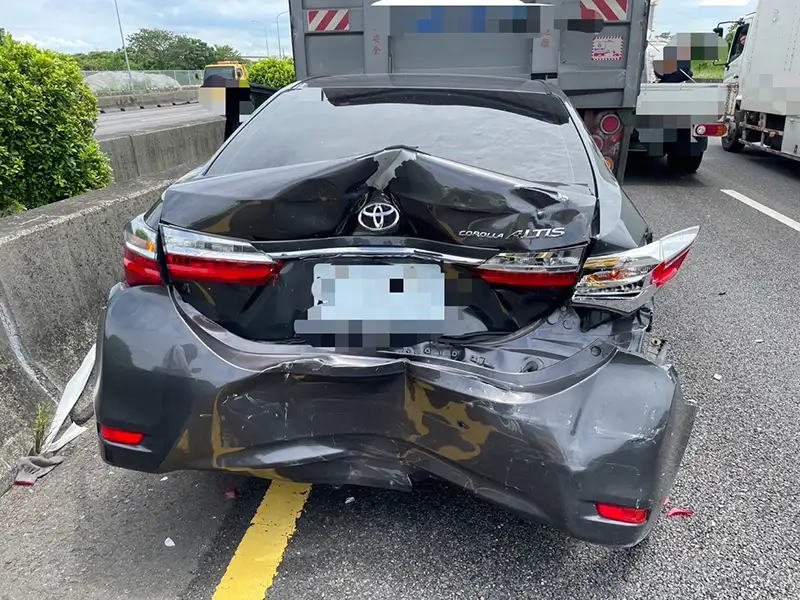 國一南南向新市路段枕木掉落車道，造成4車連環撞，警追查元兇。(圖/公路警察大隊提供)