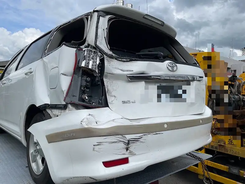 國一南南向新市路段枕木掉落車道，造成4車連環撞，警追查元兇。(圖/公路警察大隊提供)