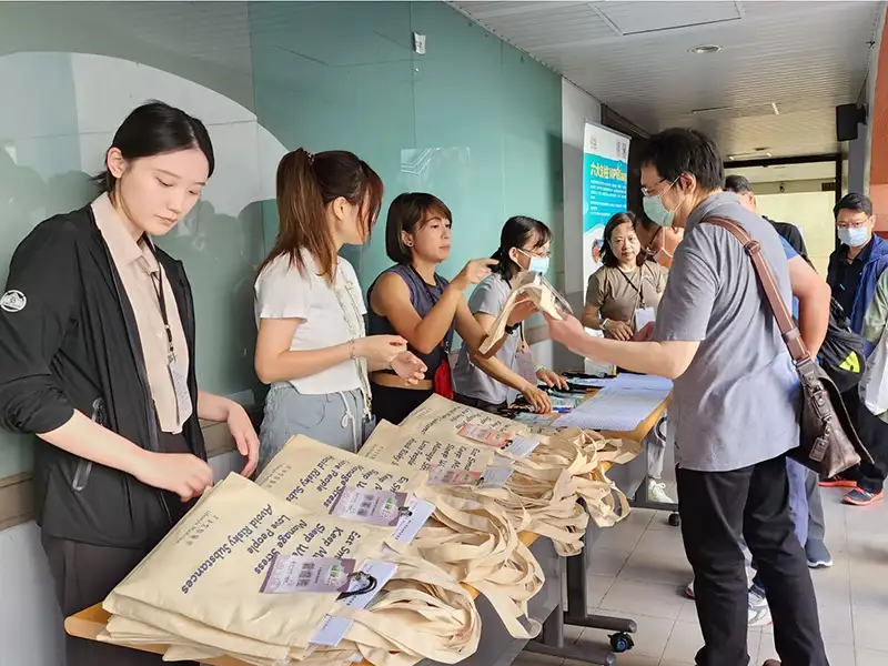 健康生活型態體驗營中學員進行肌力與有氧運動的體驗(圖/奇美醫院提供)