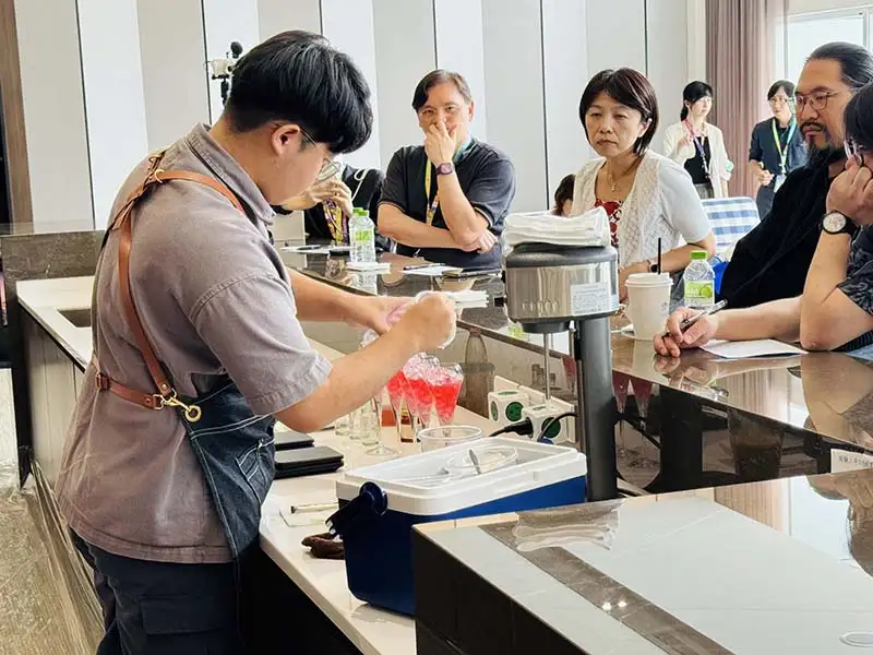 鄭承恩於決賽中進行飲品調製(圖/崑山科技大學餐飲系 提供)